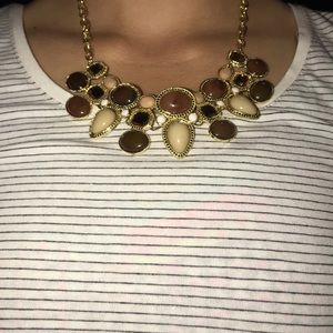BEAUTIFUL NEUTRAL STATEMENT NECKLACE!